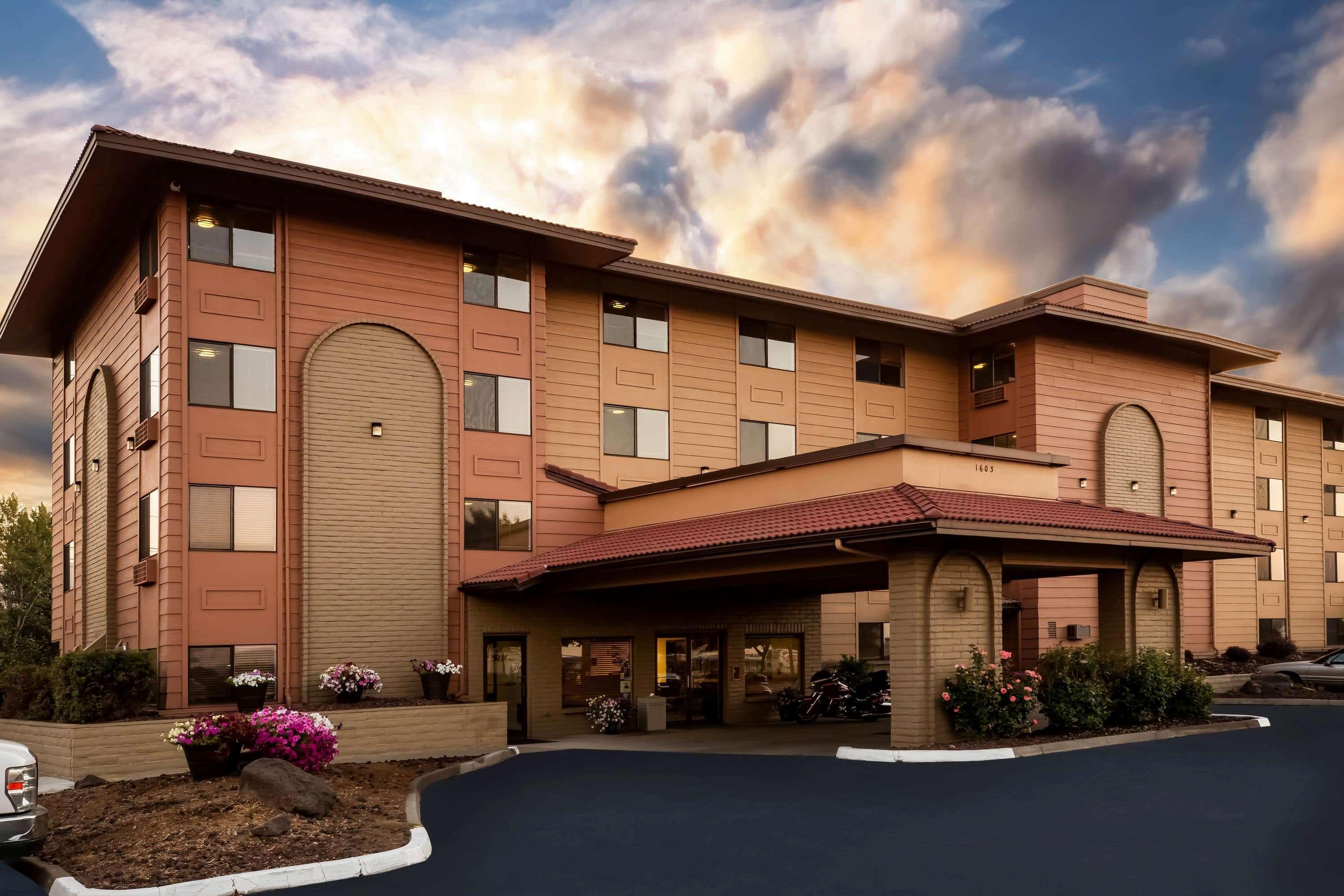 Baymont By Wyndham Yakima Riverfront Bagian luar foto