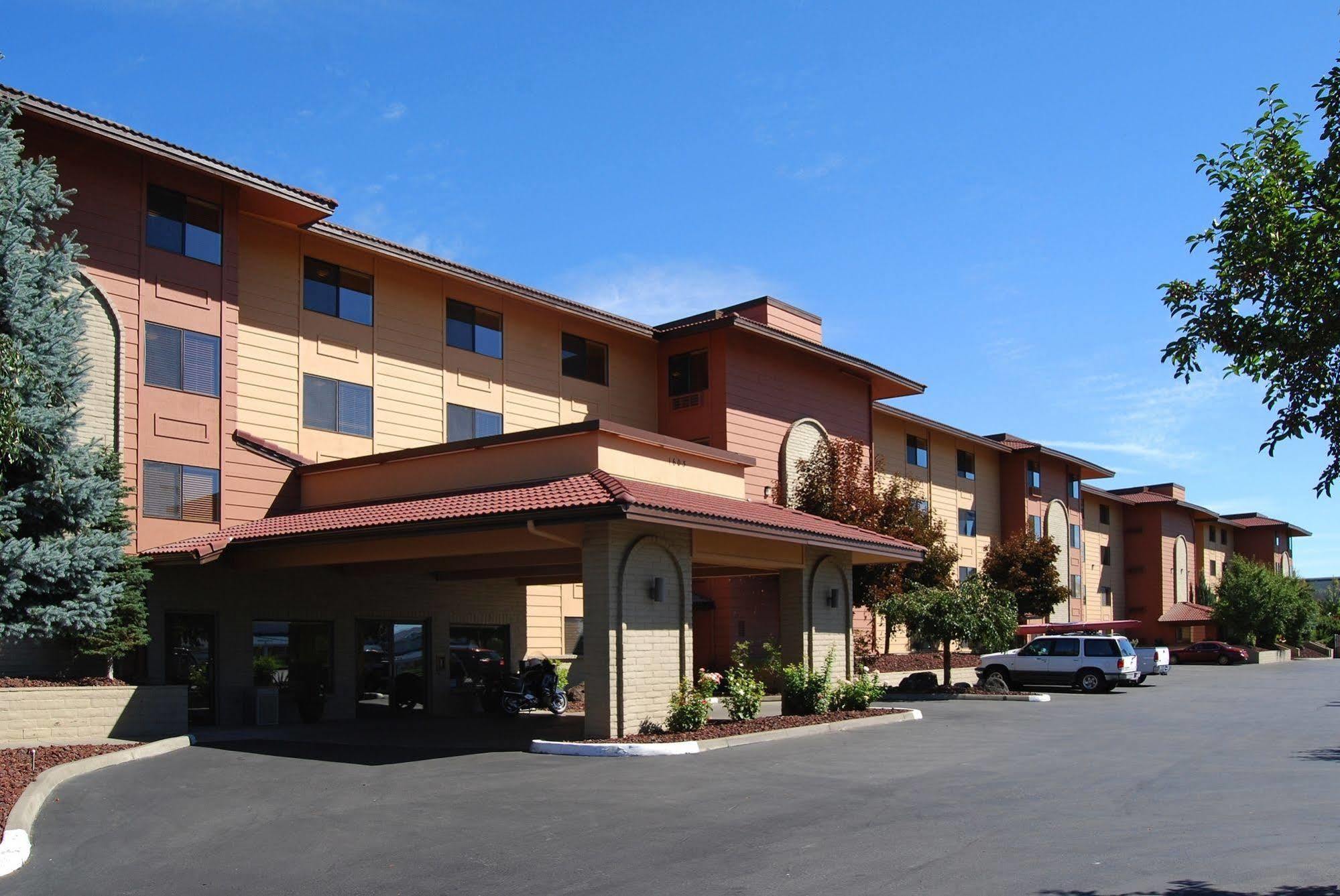 Baymont By Wyndham Yakima Riverfront Bagian luar foto