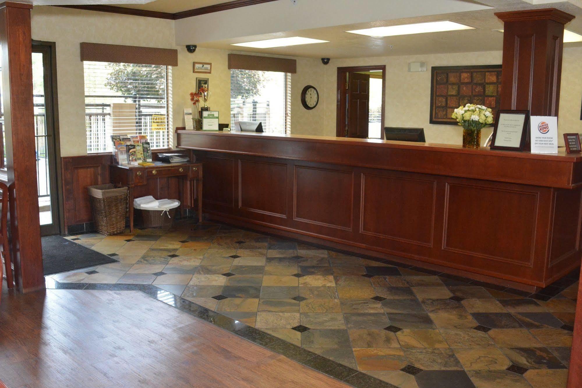 Baymont By Wyndham Yakima Riverfront Bagian luar foto