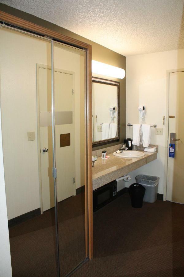 Baymont By Wyndham Yakima Riverfront Bagian luar foto
